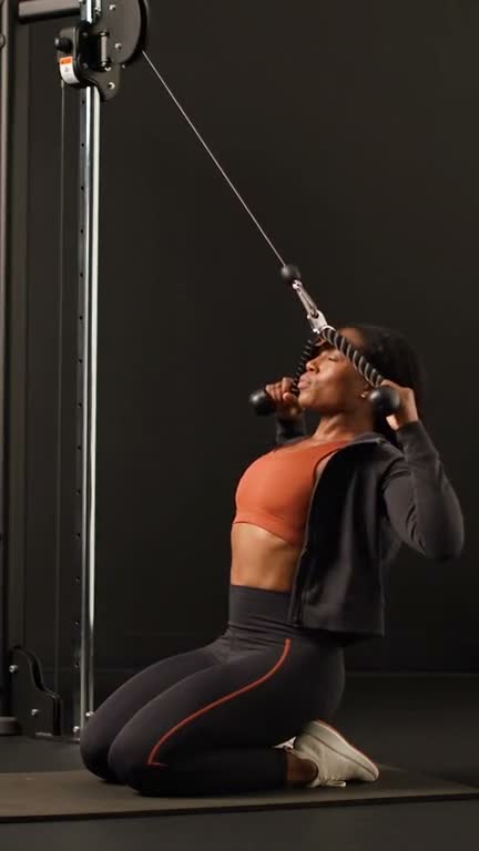 Melt session screen: Maya on the cable crunch with the setting line, pick a weight where the last two reps are hard